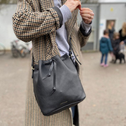 https://www.honeyandtoast.co.uk women's leather handbag Anna bucket bag black SAMPLE SALE