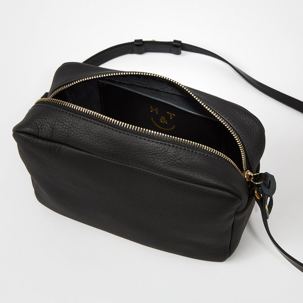 https://www.honeyandtoast.co.uk Katie zip camera bag black